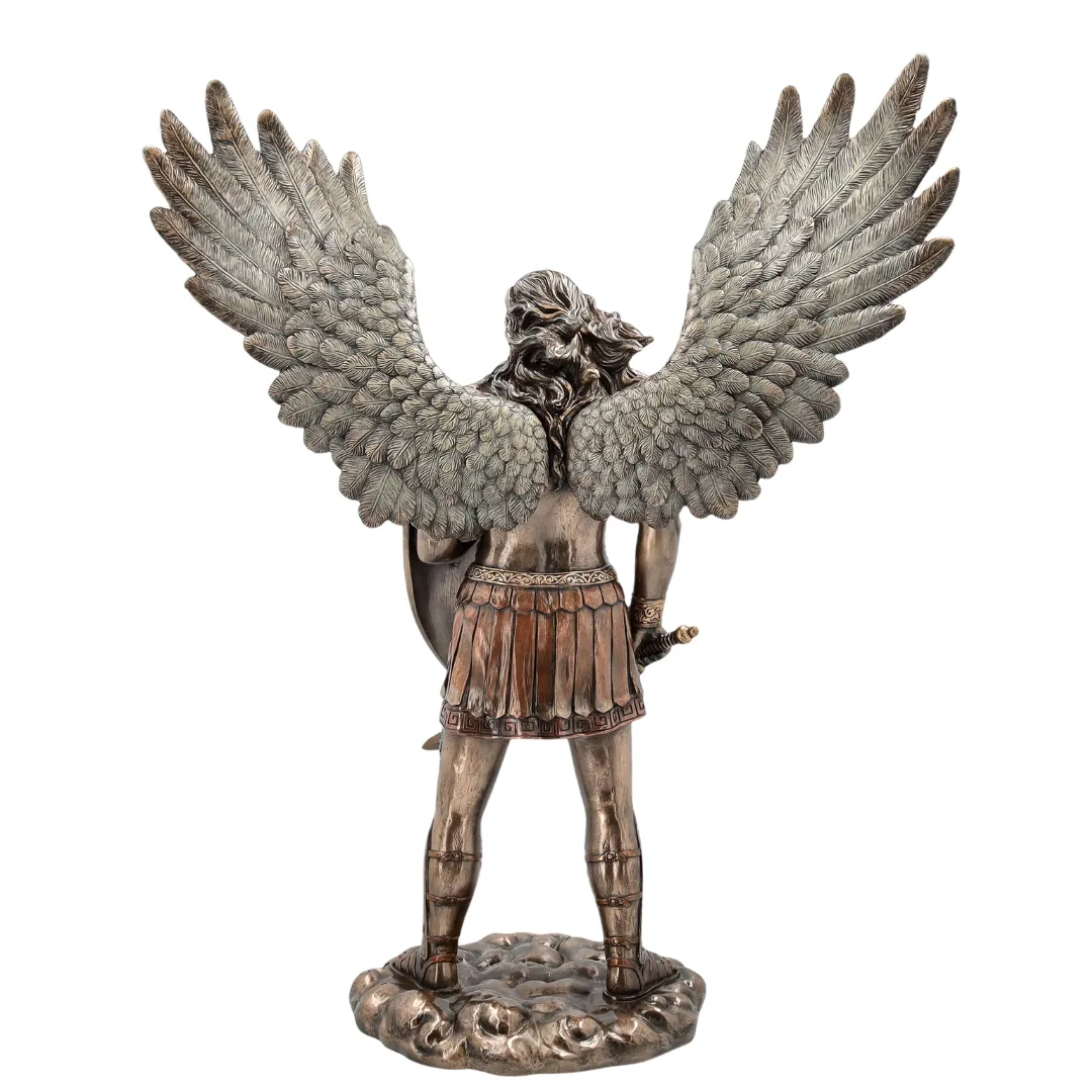 Estátua decorativa do Arcanjo Miguel com detalhes religiosos e espirituais
