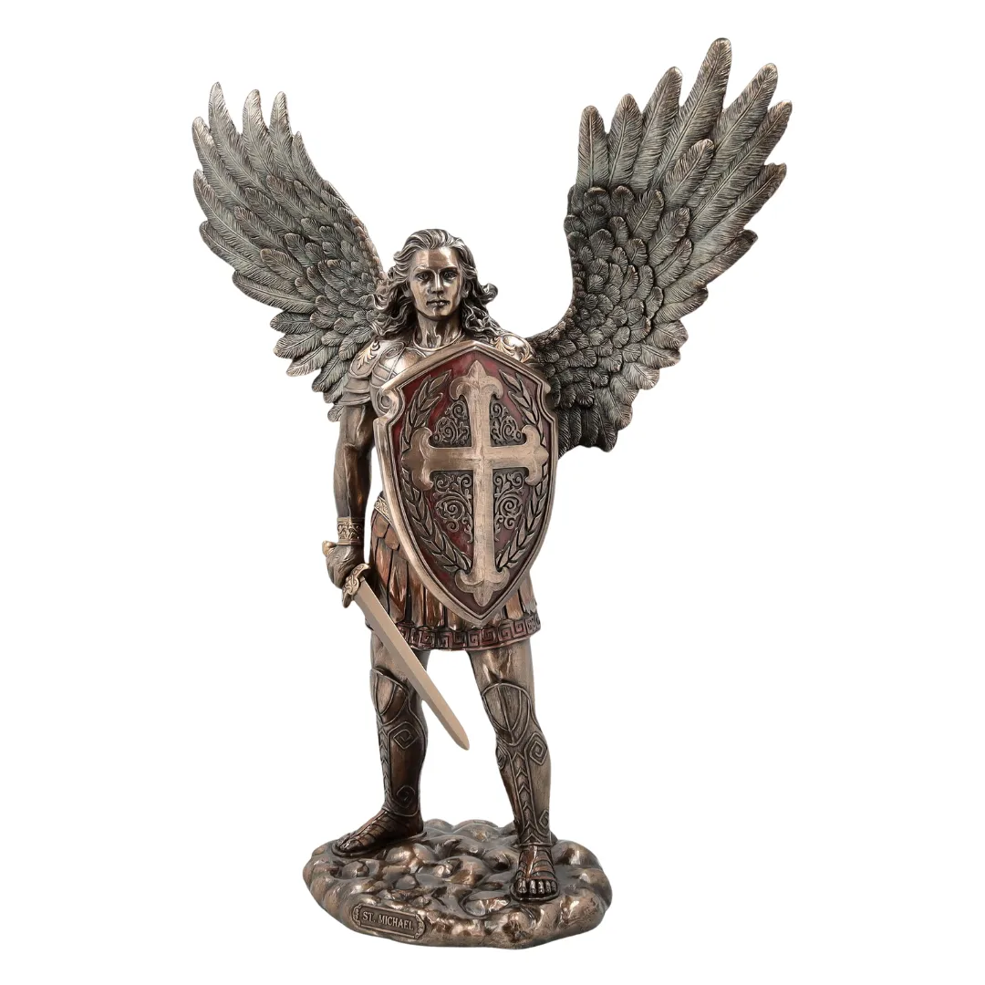 Estátua do Arcanjo Miguel com simbolismo de fé e segurança espiritual