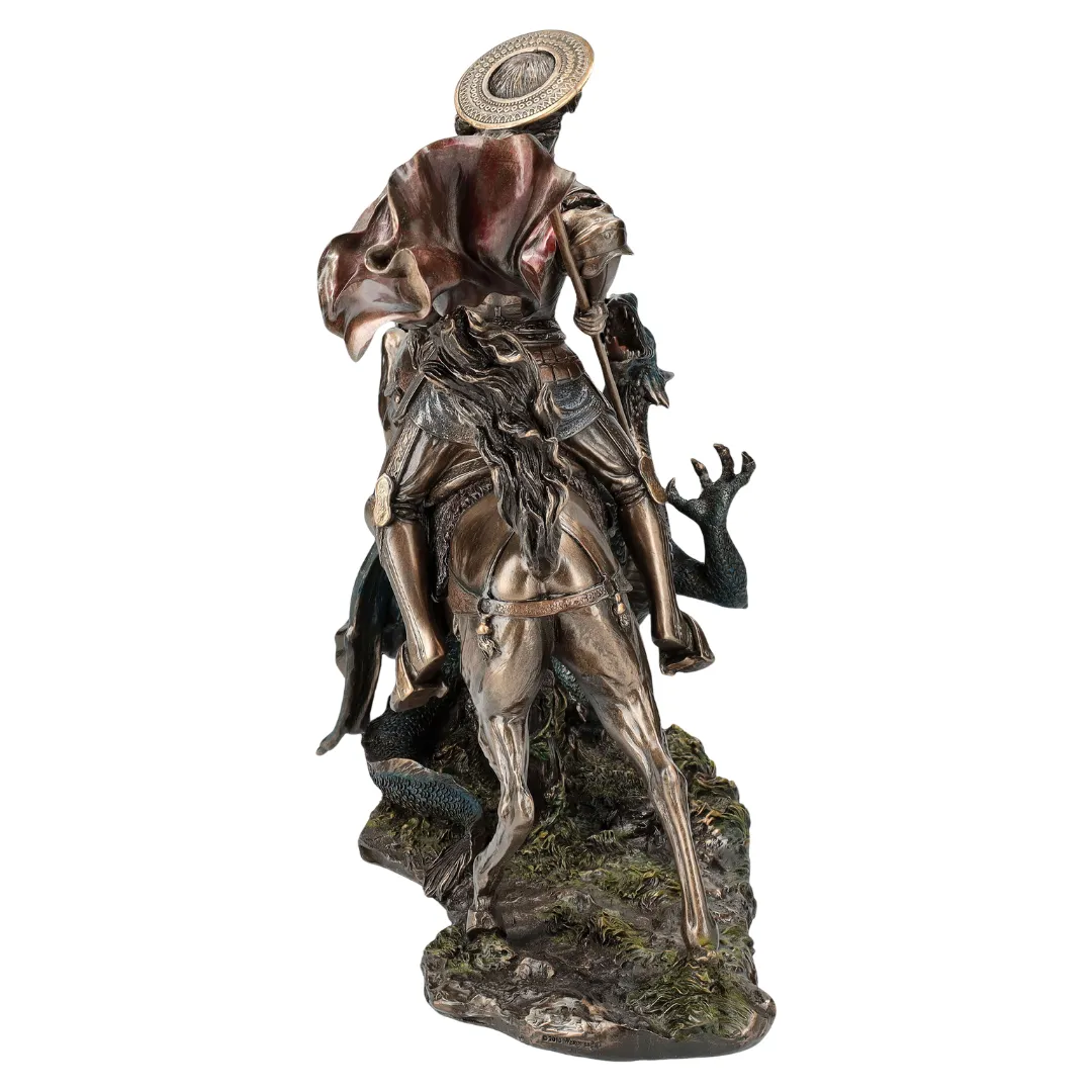 Escultura de São Jorge montado no cavalo branco em combate espiritual
