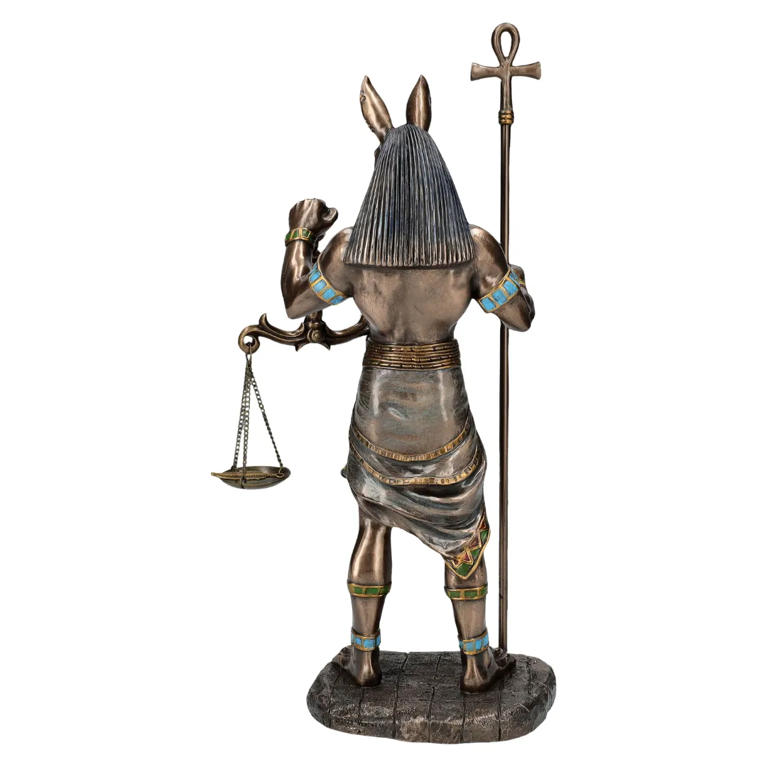 Estátua de Anúbis com simbolismo de julgamento e equilíbrio espiritual