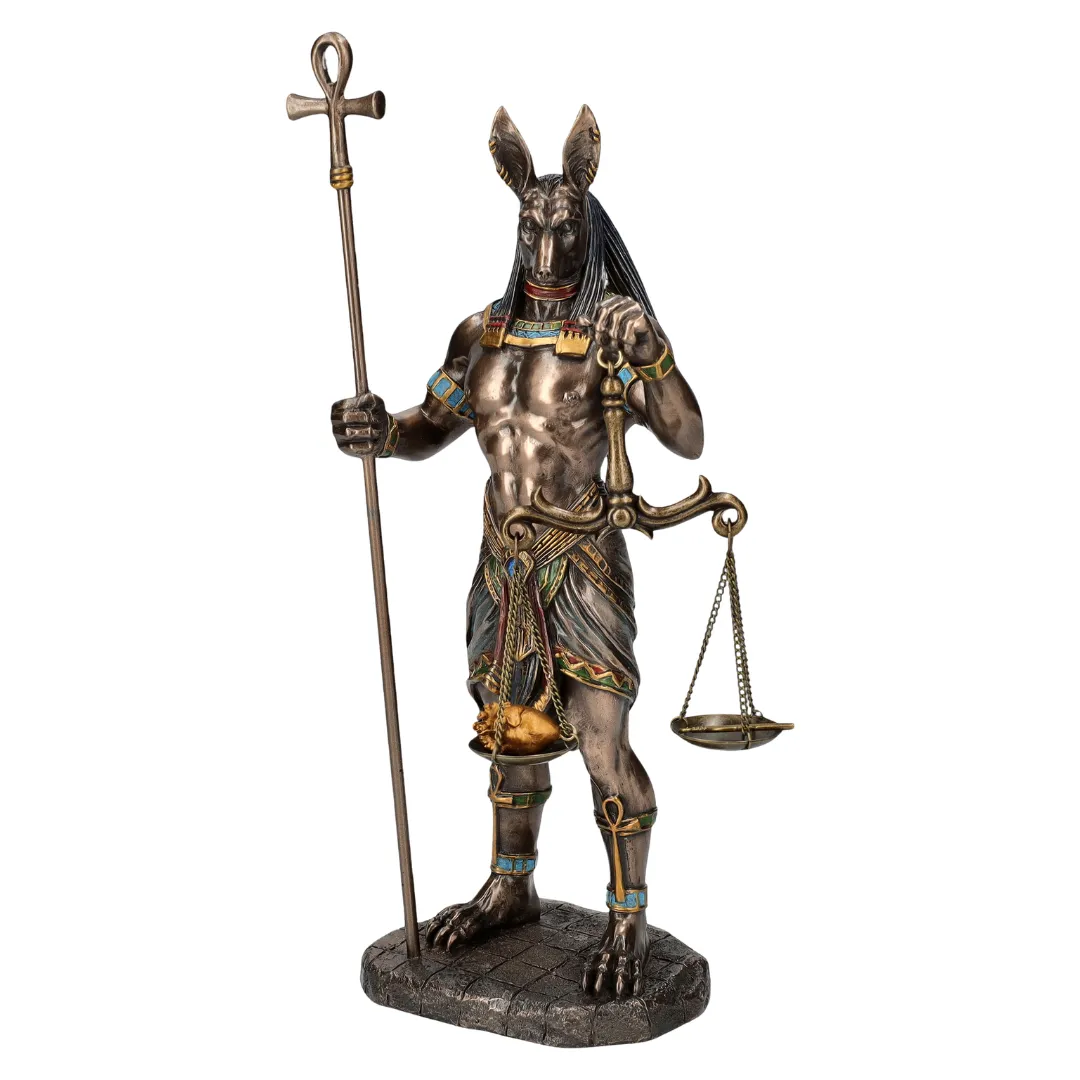 Estátua de Anúbis em posição de guardião espiritual do submundo