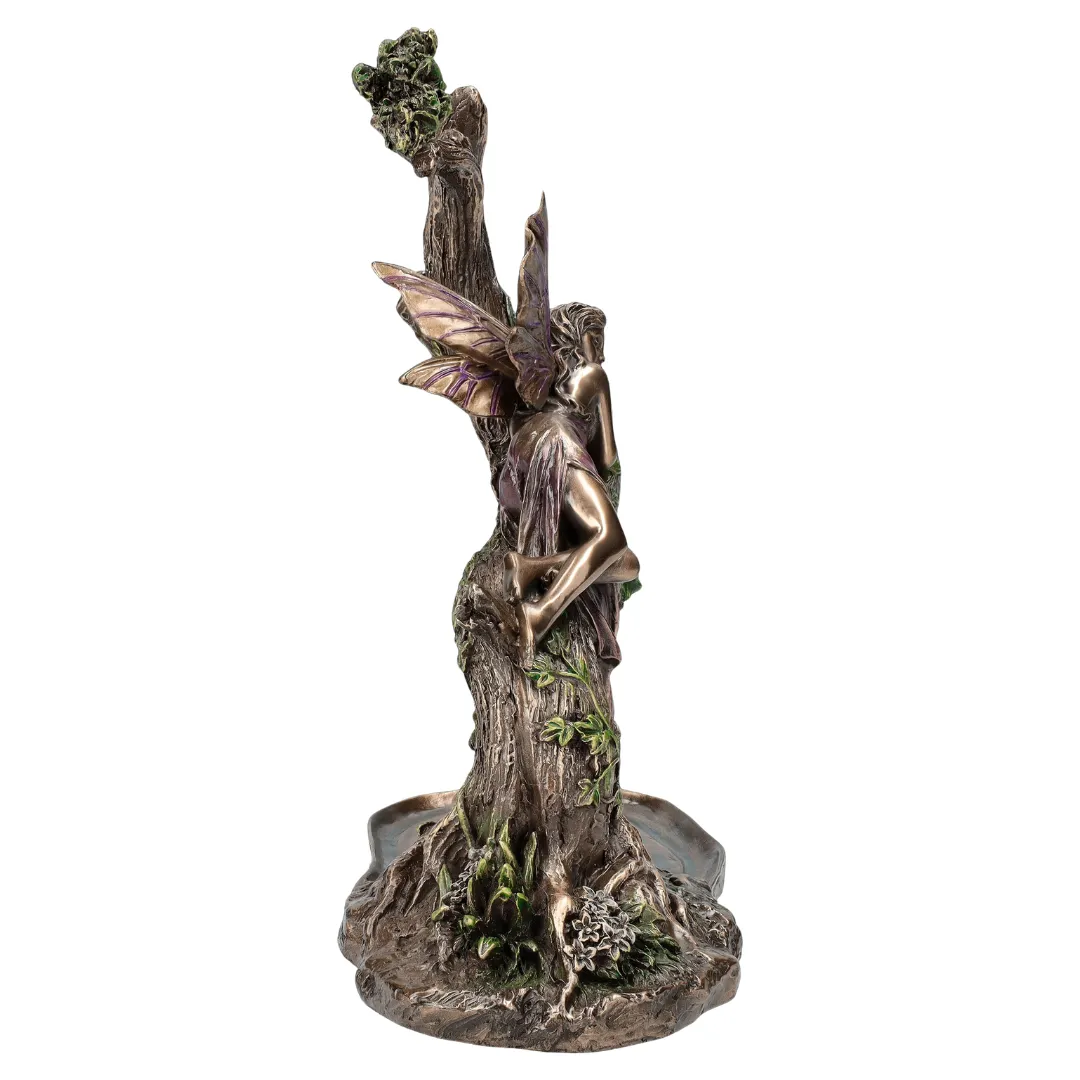 Escultura da Fada Terra em posição serena com detalhes naturais decorativos