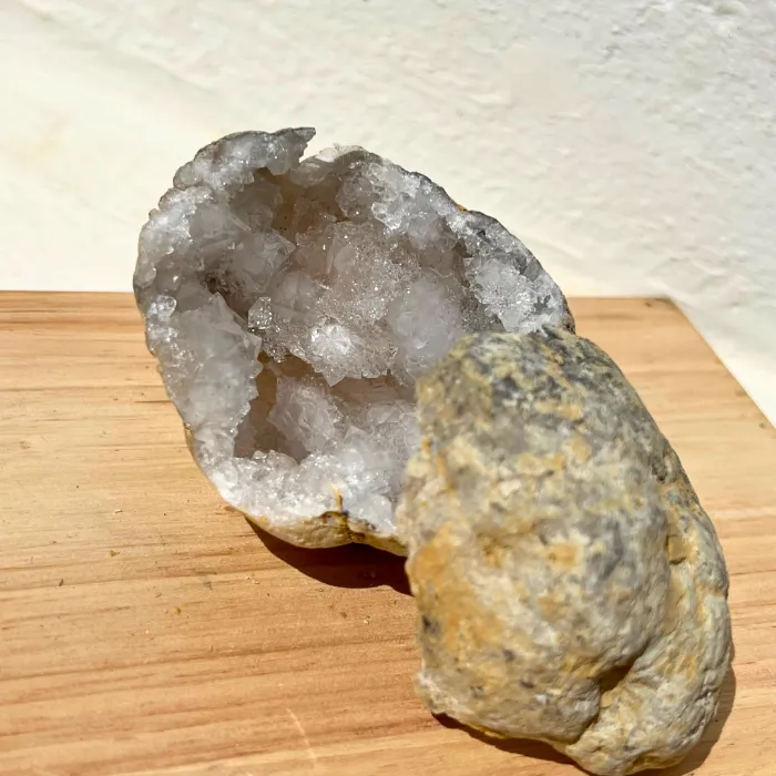 O Geodo de Quartzo Cristal é uma formação natural com cristais no seu interior