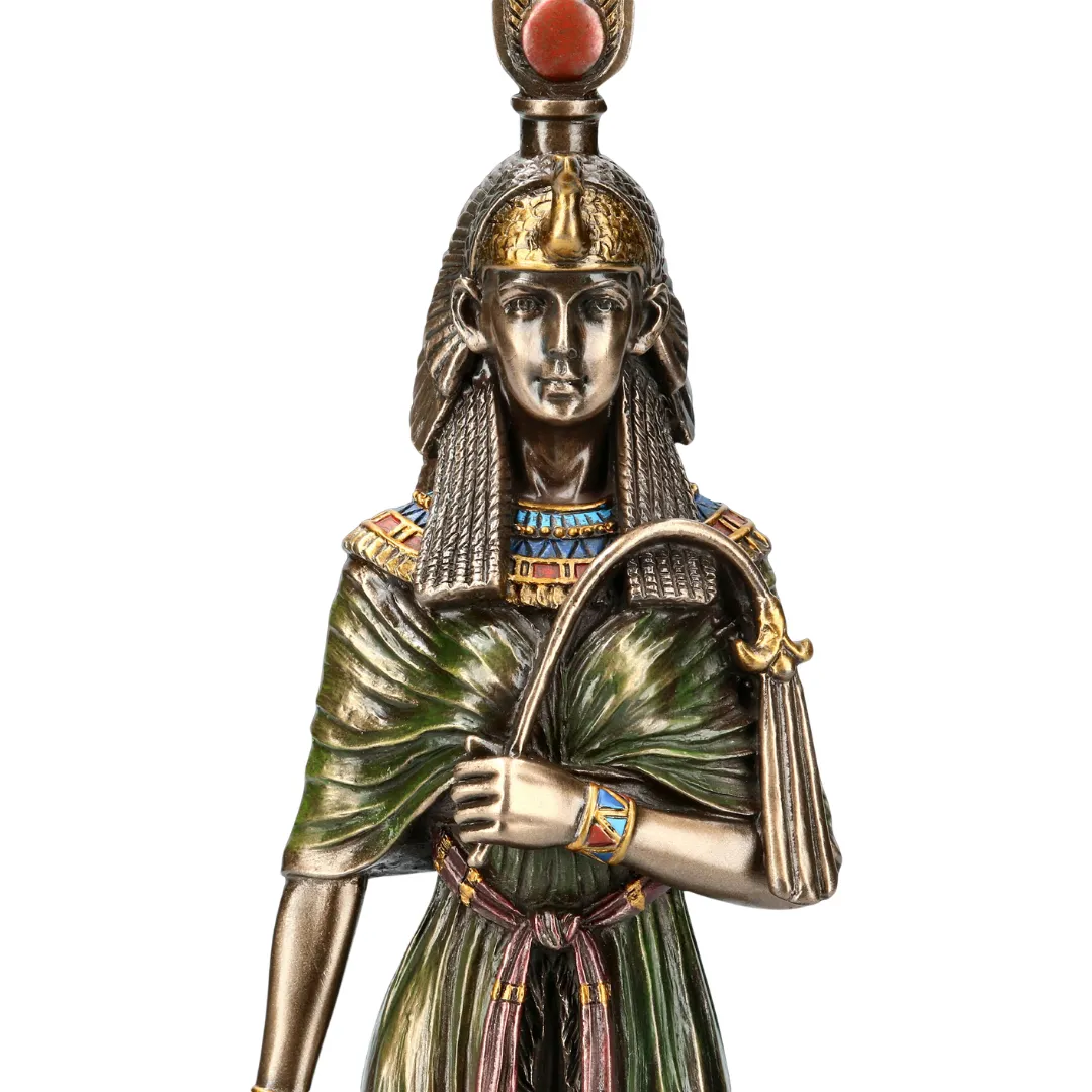 Estátua de Nefertiti com coroa egípcia e detalhes dourados decorativos