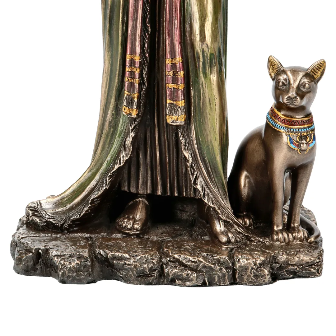 Escultura de Nefertiti em estilo egípcio com acabamento detalhado