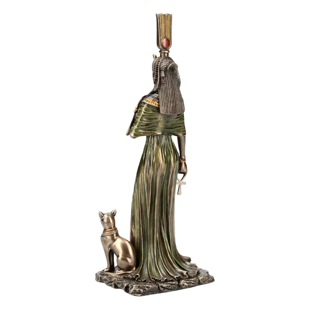 Estátua de Nefertiti simbolizando poder feminino e espiritualidade egípcia