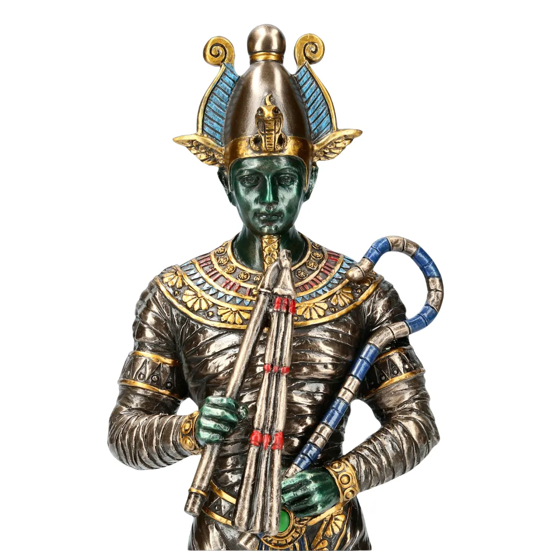 Estátua de Osíris em estilo egípcio com símbolos sagrados e detalhes dourados