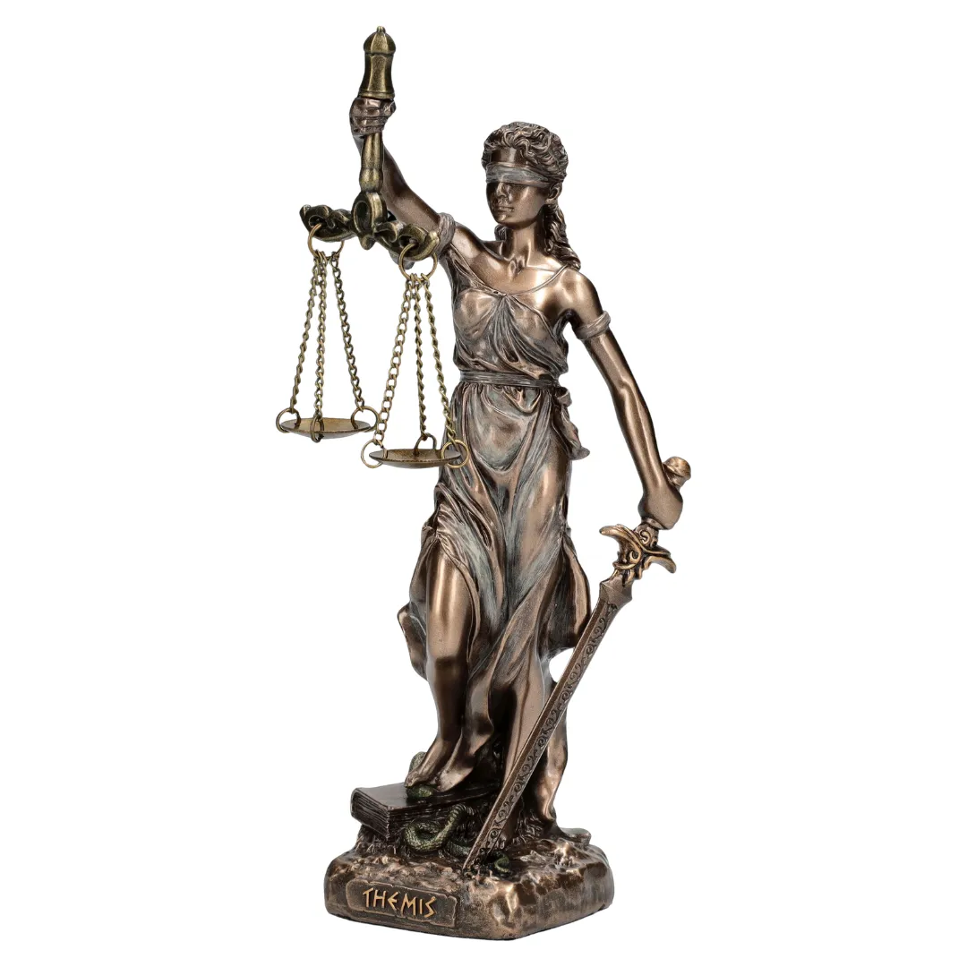 Escultura da Deusa da Justiça em posição serena com balança e acabamento suave