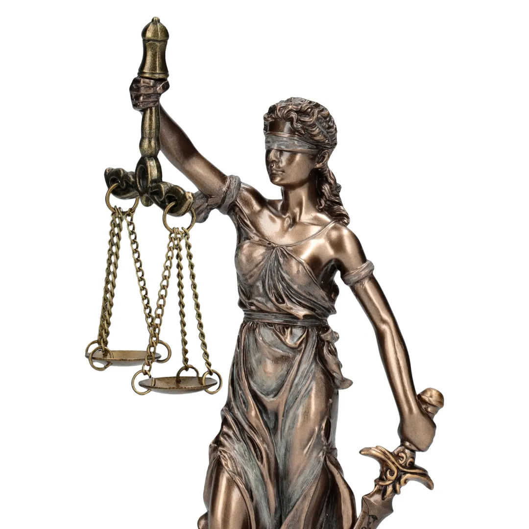 Estátua da Justiça em design artístico com detalhes minimalistas e espada simbólica