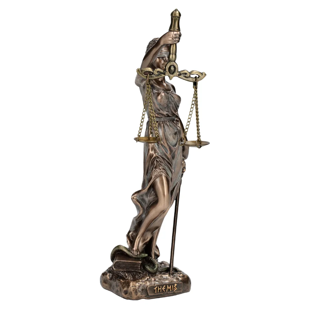 Estátua da Deusa da Justiça em estilo moderno com balança metálica e venda nos olhos
