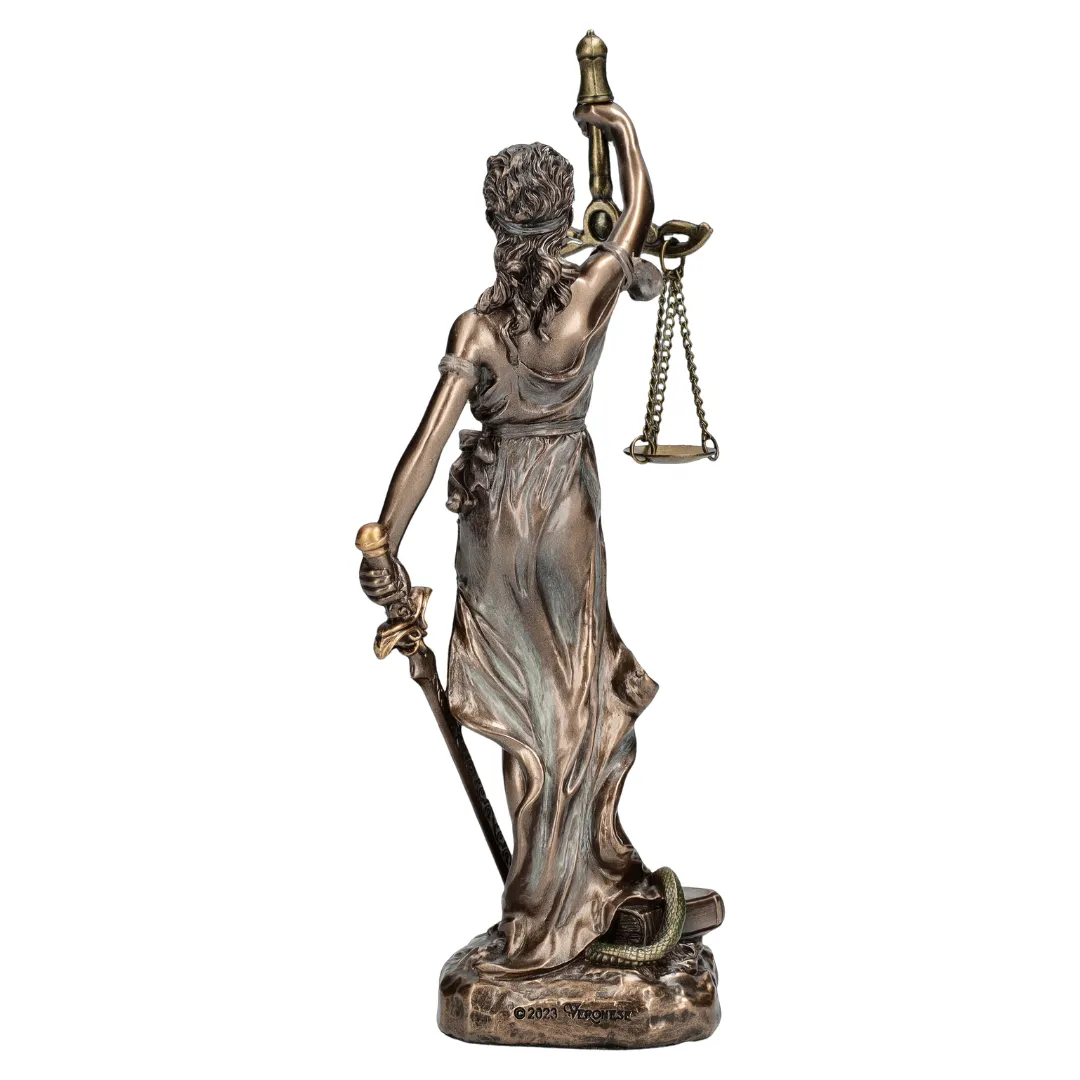 Escultura da Justiça em estilo clássico representando lei, equilíbrio e verdade