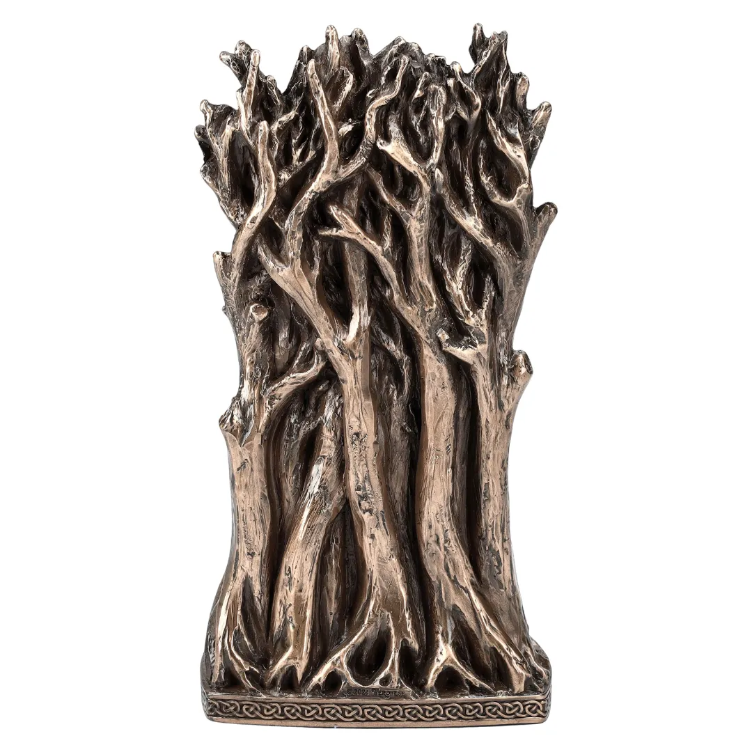 Escultura de Hécate em postura sagrada com energia feminina divina