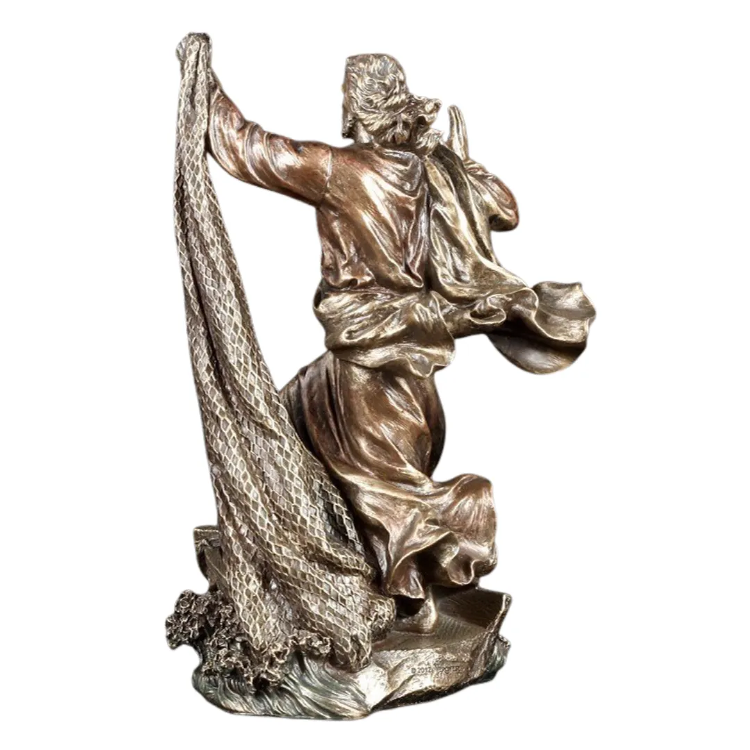 Estátua de Jesus Cristo em estilo clássico com detalhes religiosos dourados