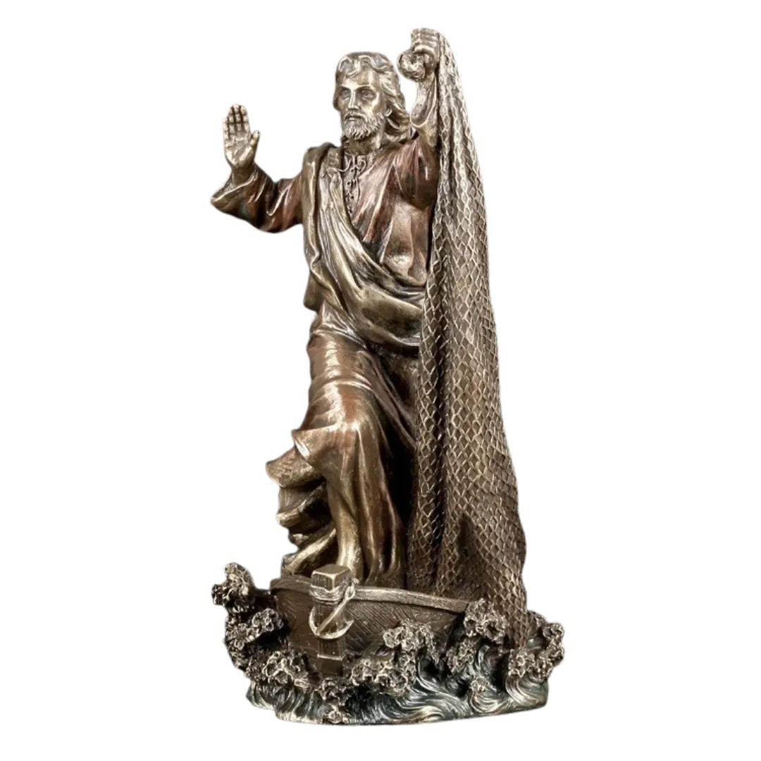 Estátua de Jesus Cristo em posição de bênção com vestes tradicionais