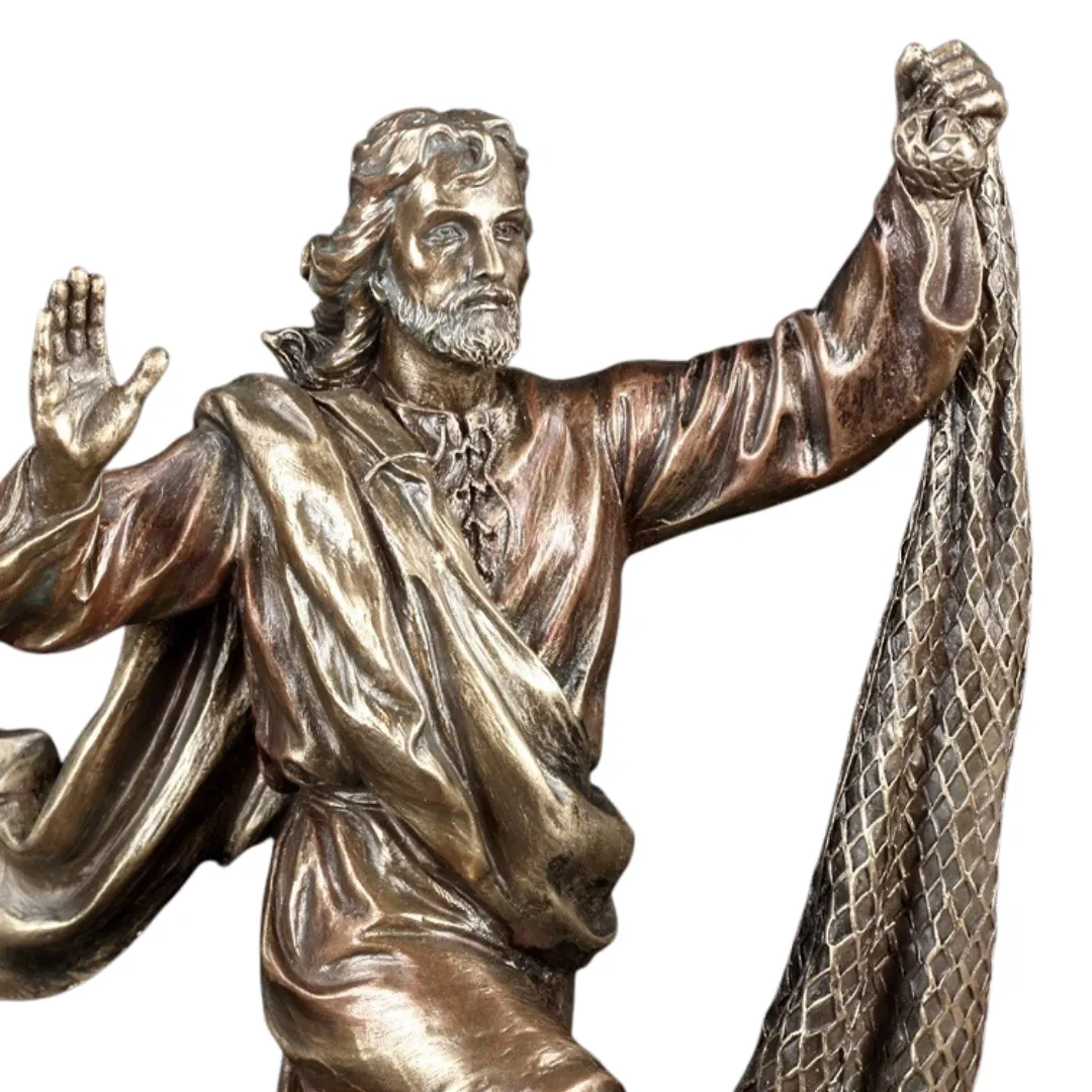Escultura de Jesus Cristo com expressão serena e acabamento detalhado