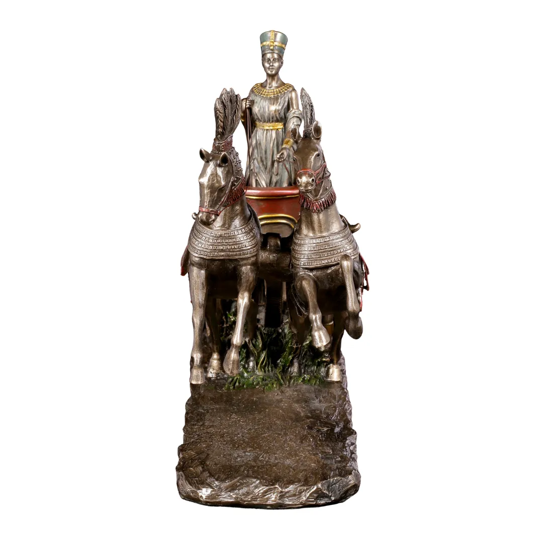 Estátua de Nefertiti em carro decorativo com detalhes dourados egípcios