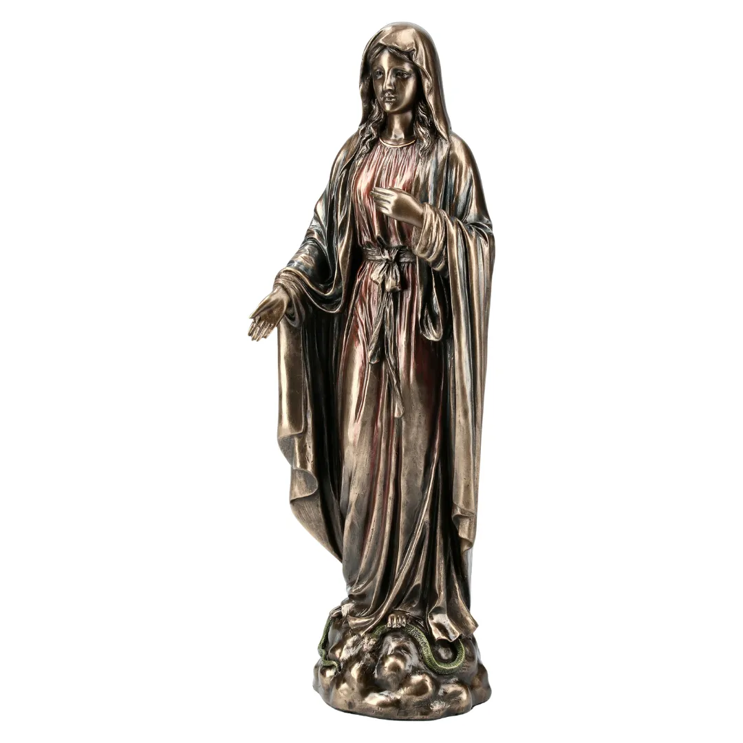 Estátua da Virgem Maria em estilo clássico com vestes detalhadas