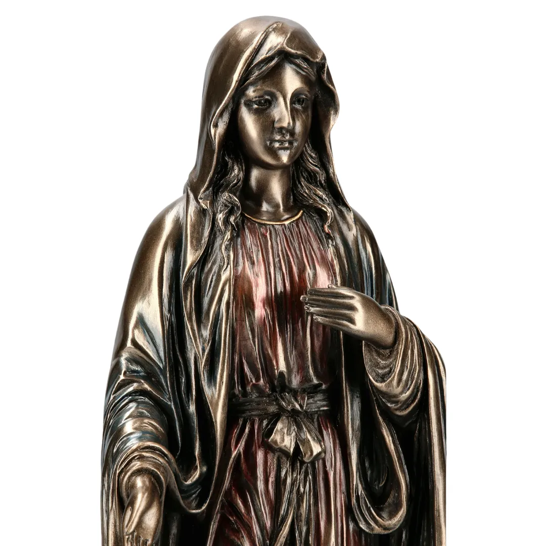 Escultura da Virgem Maria com expressão serena em ambiente religioso