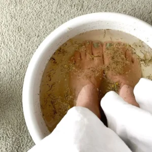 Banho de pés com Sal Grosso e Ervas Naturais