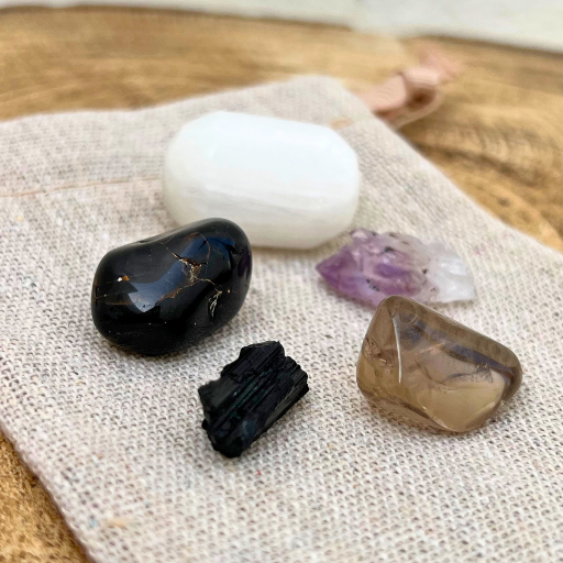 O Kit Cristais Para o Carro inclui selenite, para que os cristais estejam sempre limpos e protegiidos de energias densas.