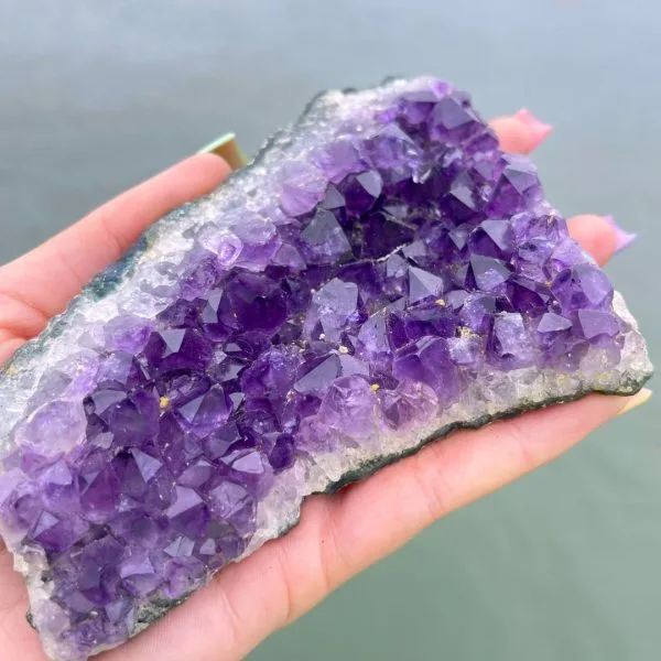 Ametista: cristal violeta de proteção e espiritualidade. Pedra do 6º chakra, promove equilíbrio emocional, relaxamento e conexão com a intuição