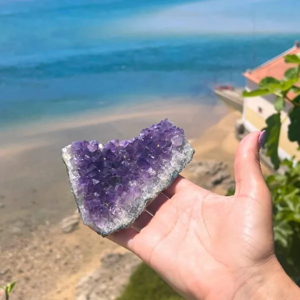Ametista: cristal violeta de proteção e espiritualidade. Pedra do 6º chakra, promove equilíbrio emocional, relaxamento e conexão com a intuição