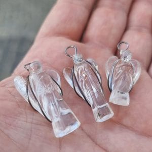 Quartzo Cristal: pedra de cura, equilíbrio e amplificação energética. Ligado ao 7º chakra, purifica ambientes e fortalece a espiritualidade