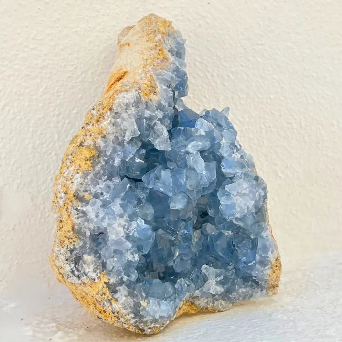 celestite ajuda a acalmar a mente, reduzir o stress e promover um ambiente tranquilo e harmonioso.