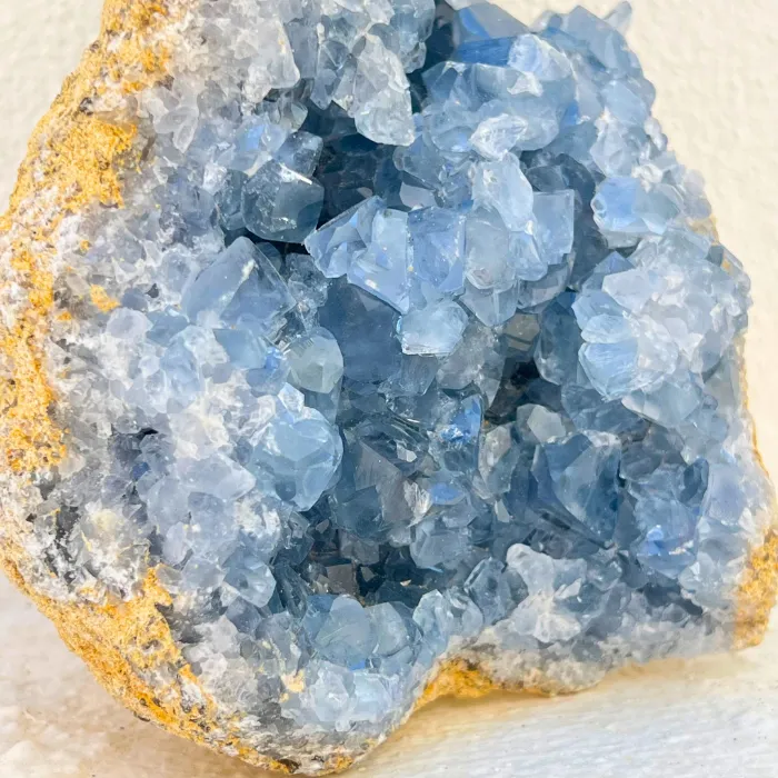 A celestite está associada ao Chakra do Terceiro Olho e ao Chakra Coronário.