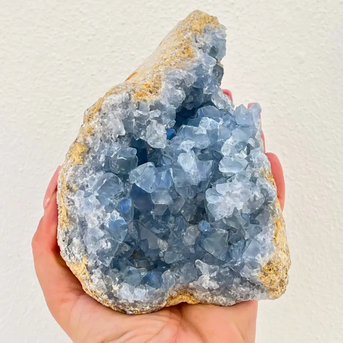 A drusa de celestite é um cristal conhecido pela sua serenidade e ligação espiritual