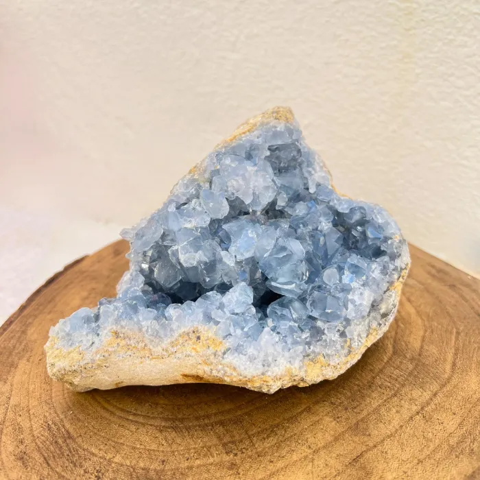 A drusa de celestite é um cristal conhecido pela sua energia suave e elevada, associada à paz interior