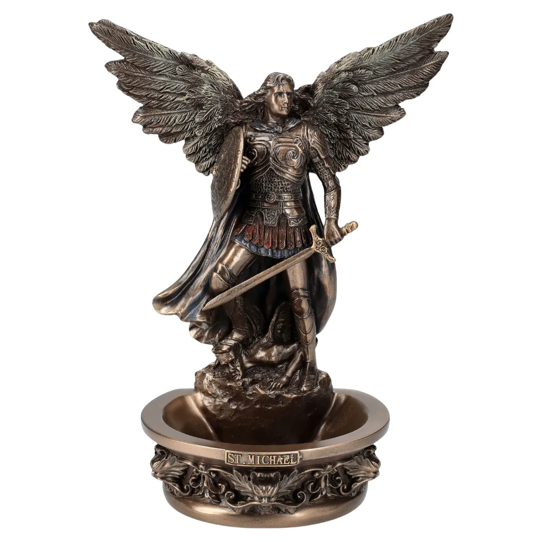 Estátua do Arcanjo Miguel com espada simbolizando proteção espiritual