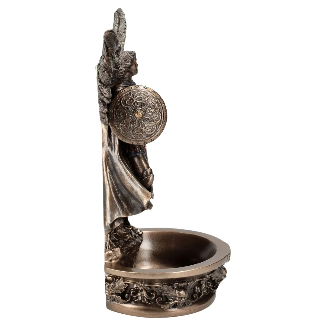 Estátua do Arcanjo Miguel a derrotar o mal com espada e escudo disponivel na Sol Lua Milfontes