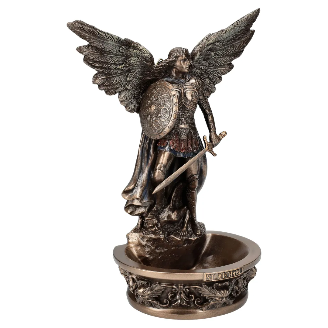 Escultura do Arcanjo Miguel com asas abertas e energia celestial