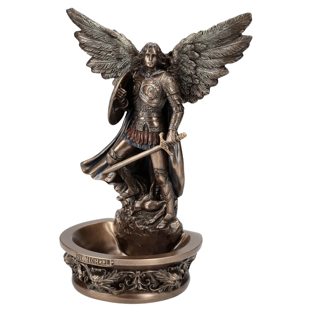 Estátua espiritual do Arcanjo Miguel com armadura e espada de proteção