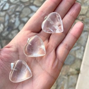 Quartzo Cristal: pedra de cura, equilíbrio e amplificação energética. Ligado ao 7º chakra, purifica ambientes e fortalece a espiritualidade