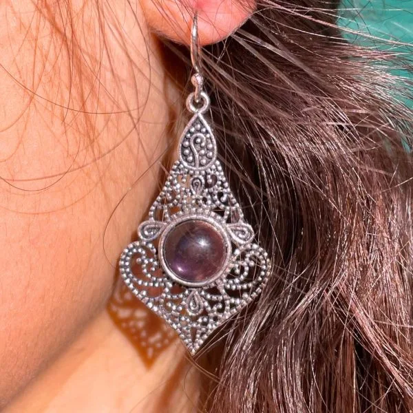 Ametista: cristal violeta de proteção e espiritualidade. Pedra do 6º chakra, promove equilíbrio emocional, relaxamento e conexão com a intuição