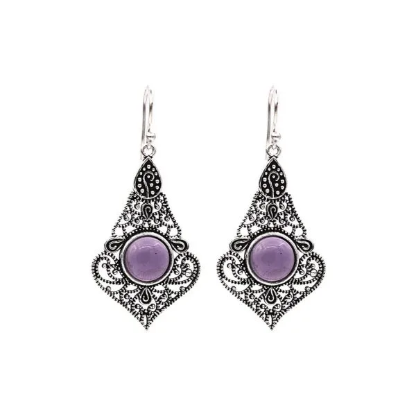 Ametista: cristal violeta de proteção e espiritualidade. Pedra do 6º chakra, promove equilíbrio emocional, relaxamento e conexão com a intuição