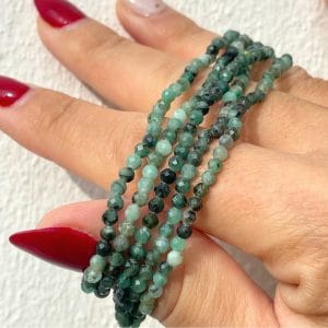 Esmeralda – Fortalece o amor e os relacionamentos, incentiva a fidelidade e a harmonia.
