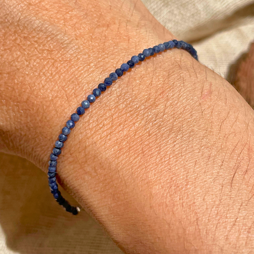 Pulseira Safira Azul , inspira uma atitude mais equilibrada perante os desafios e incentiva decisões tomadas com serenidade e confiança.
