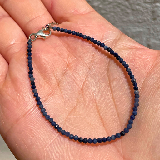Pulseira Safira Azul incentiva uma comunicação clara, respeitadora e alinhada com os próprios