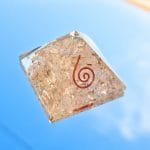 Pirâmide Orgonite Quartzo Cristal - 4x4 cm