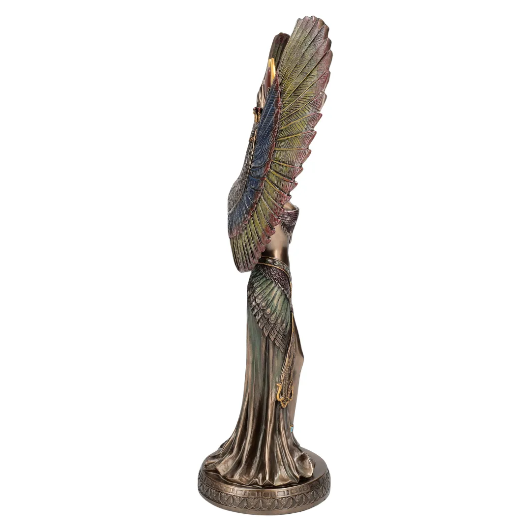 Estátua de Ísis com detalhes egípcios e simbolismo espiritual ancestral
