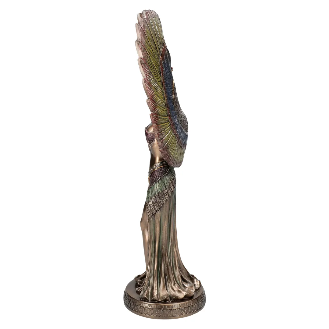 Estátua de Ísis em decoração espiritual egípcia com energia mística