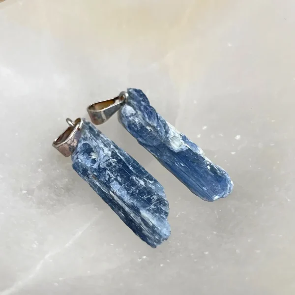 Pendente cianite azul ligado à meditação e alinhamento energético
