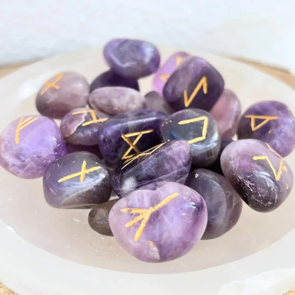 Conjunto de runas de ametista natural polida em tons violeta