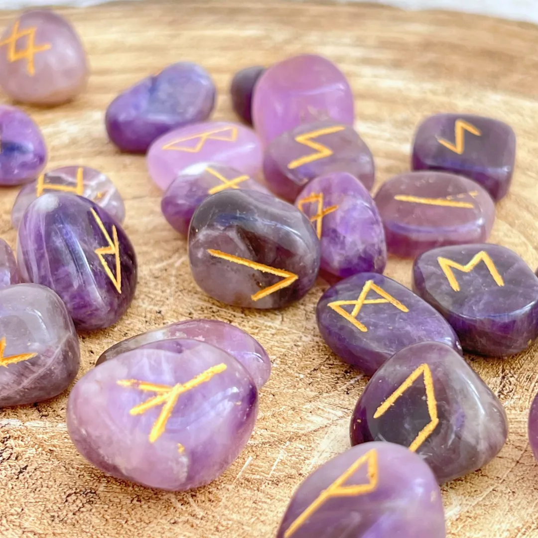 Conjunto de runas em ametista natural com brilho violeta translúcido