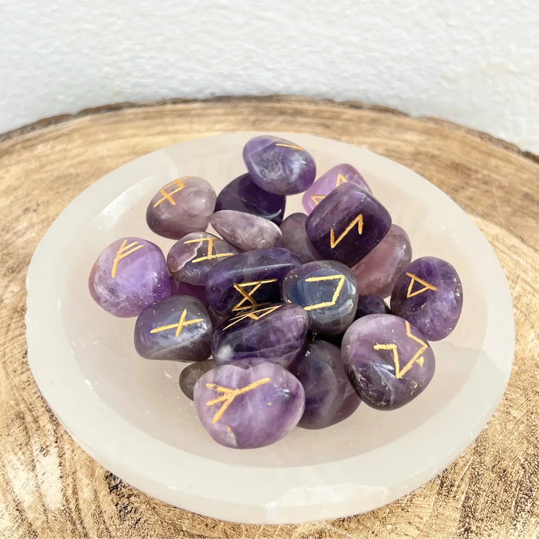 Runas de ametista polida natural com símbolos gravados em roxo disponivel na Sol Lua Milfontes