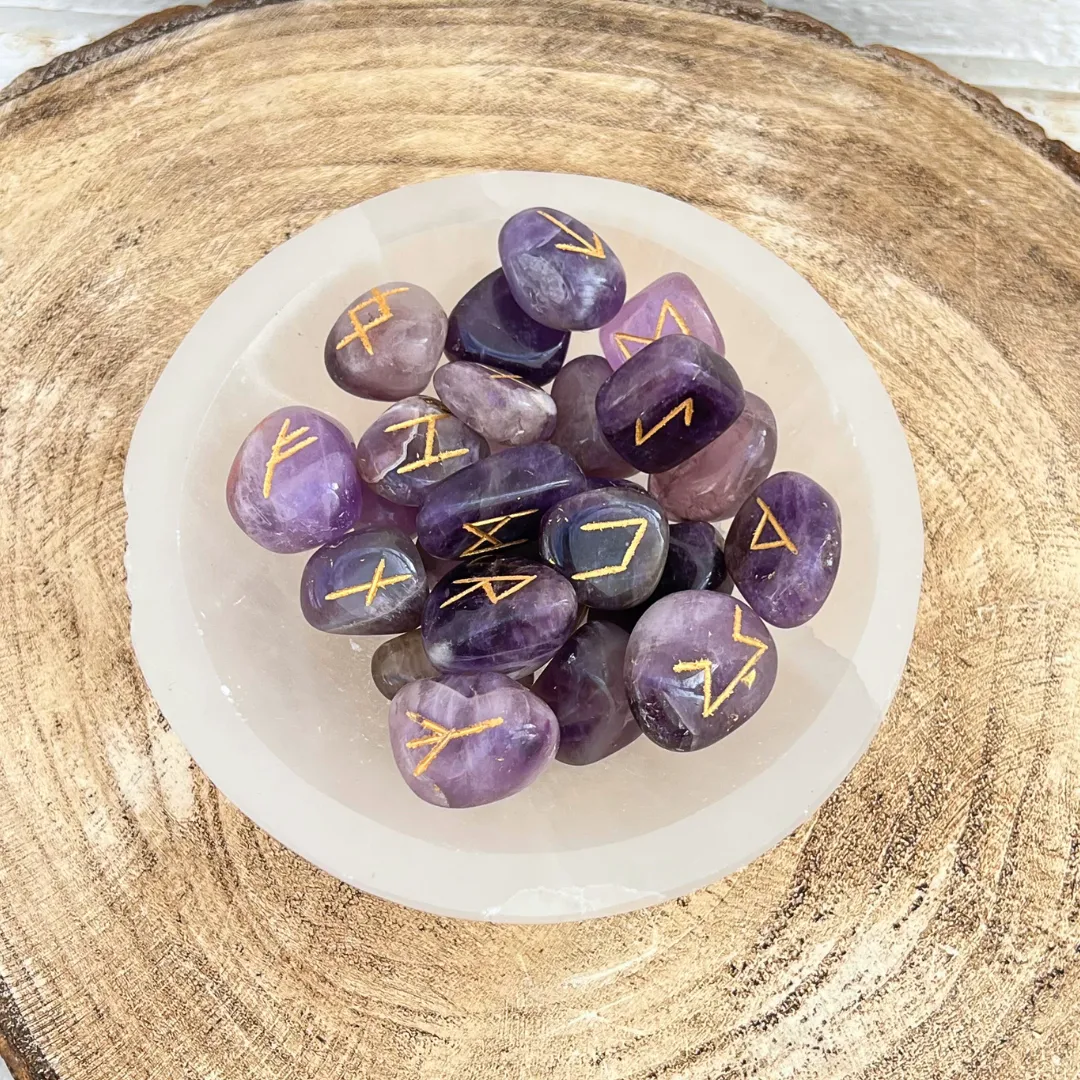 Pedras de runas em ametista natural violeta com gravações rúnicas
