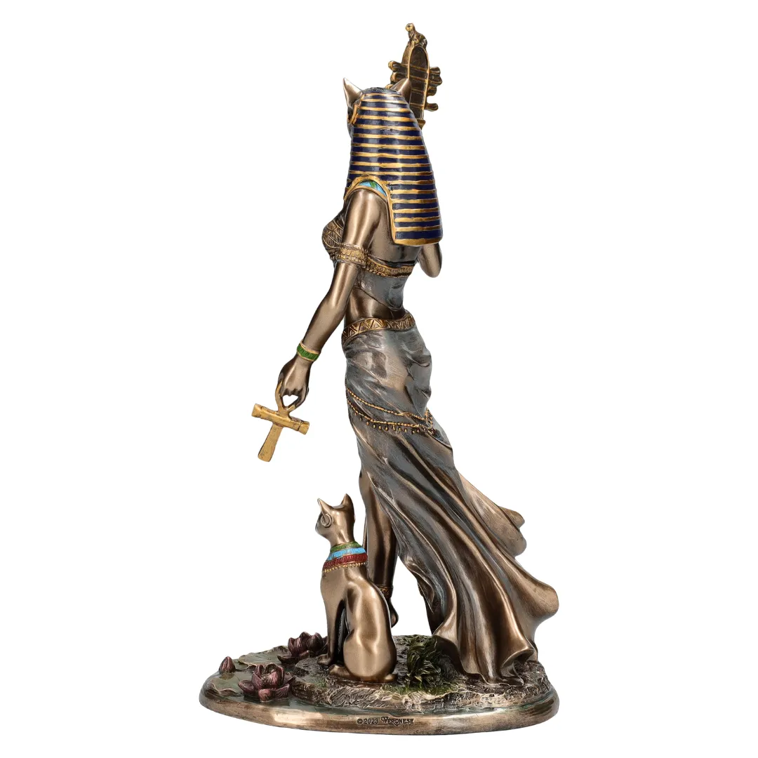 Estátua de Bastet em estilo egípcio com detalhes dourados e simbologia sagrada